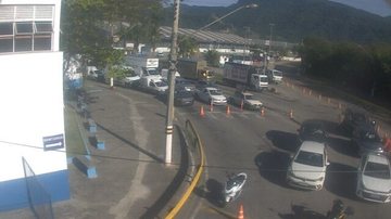Imagem da fila de espera pela balsa de Ilhabela, do lado de São Sebastião