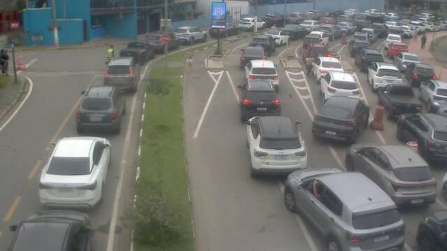 Movimento intenso na fila de veículos para a balsa de Ilhabela, com congestionamento e longa espera para embarque