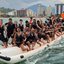 Imagem mostra um grupo animado de pessoas em passeio de banana boat gigante em Caraguatatuba, no litoral norte de São Paulo.