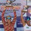 as atletas exibem os troféus conquistados