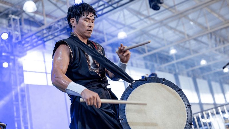 Homem japonês tocando Taikô