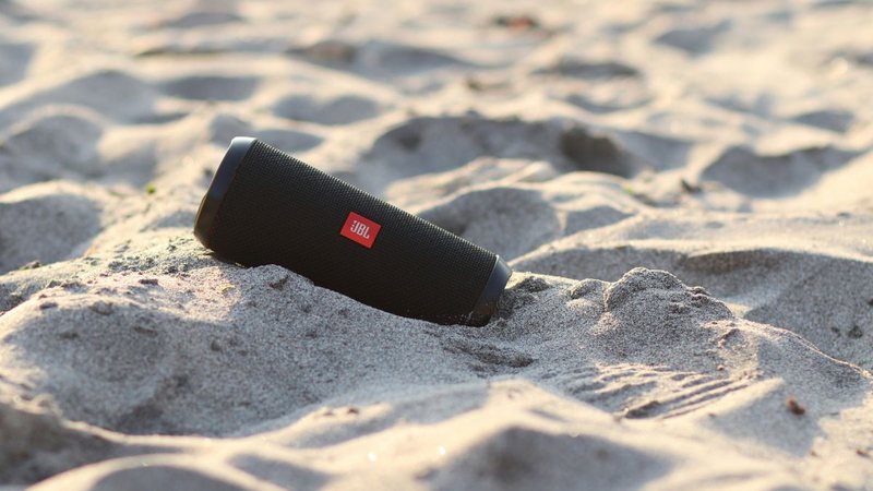 Caixa de som na areia de uma praia