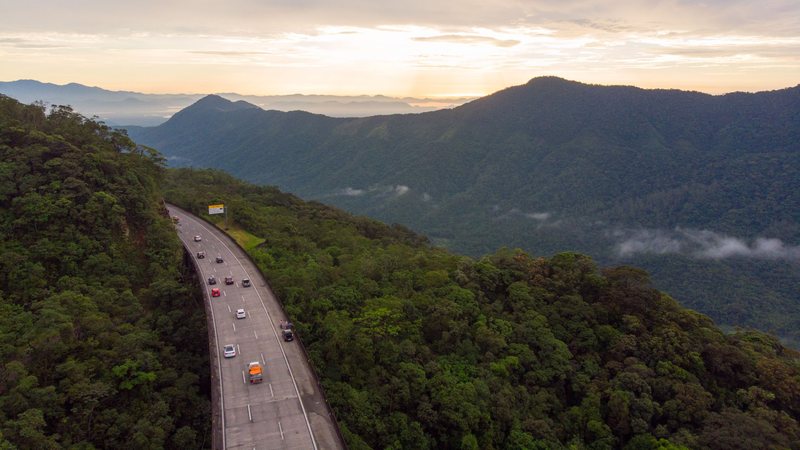 Trecho de rodovia do Sistema Anchieta-Imigrantes com vista para o Parque Estadual da Serra do Mar