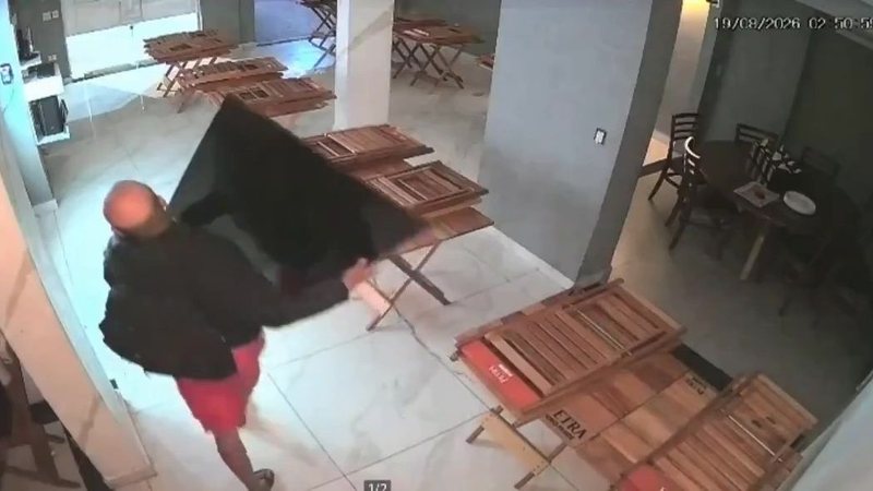 A imagem de câmara de segurança mostra um homem furtando uma televisão de uma pizzaria pertencente ao ex-jogador Alex Willian