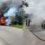 A imagem mostra uma caminhonete completamente destruída após pegar fogo