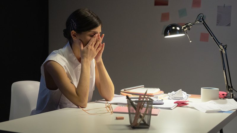 Mulher cansada no ambiente de trabalho