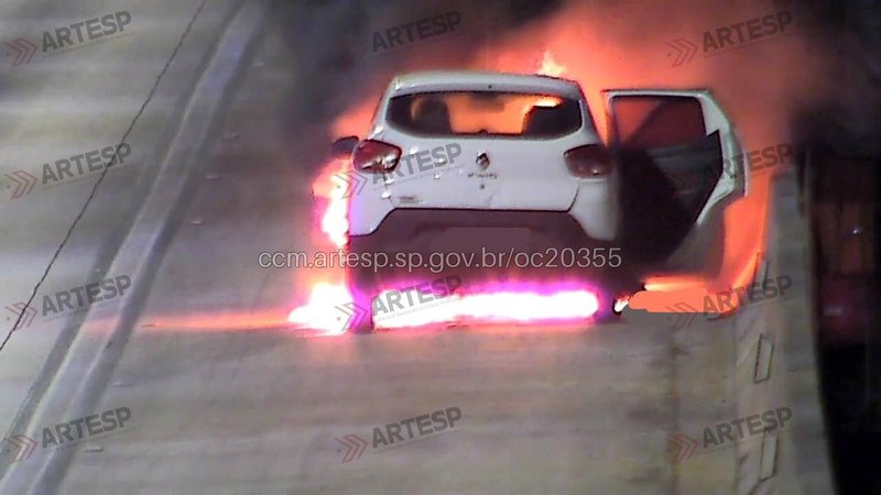 Carro pega fogo dentro de túnel na Tamoios e bloqueia tráfego por uma hora