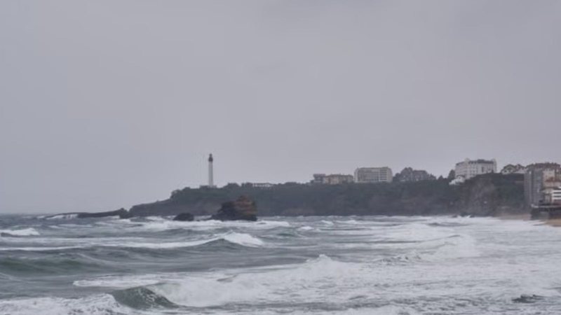 Templo chuvoso em praia