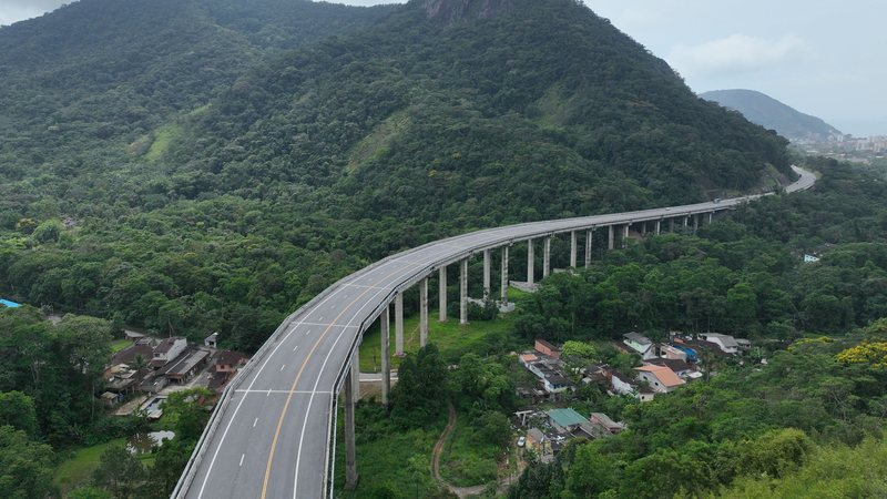 Imagem aerea da rodovia dos Tamoios