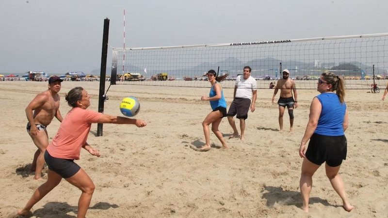 Foto de esportistas praticando vôlei na praia de Santos
