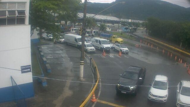 Imagem da fila de espera pela balsa de Ilhabela, do lado de São Sebastião