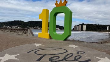 Imagem mostra o Píer do Pelé, localizado na Praia do Gonzaguinha em São Vicente (SP), o número dez está em verde e amarelo
