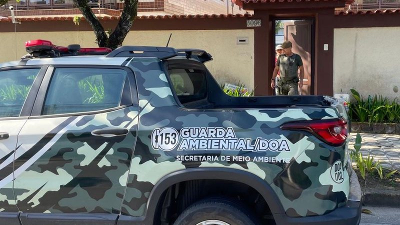 Viatura do Departamento de Operações Ambientes e um agente