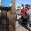 As imagens mostram um corredor externo com uma estrutura metálica (elevador), ao lado, uma ocorrência de resgate ou atendimento de emergência com equipes de socorro