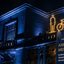 A imagem mostra a fachada iluminada da Pinacoteca Benedicto Calixto, em Santos