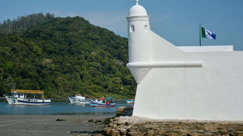 Forte São João e barcos de pesca ao fundo