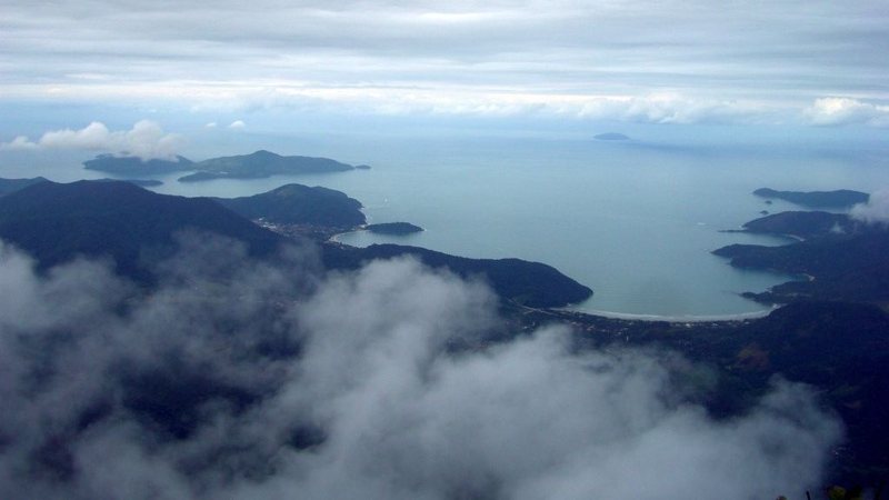 Imagem aerea da cidade de Ubatuba com nuvens no céu