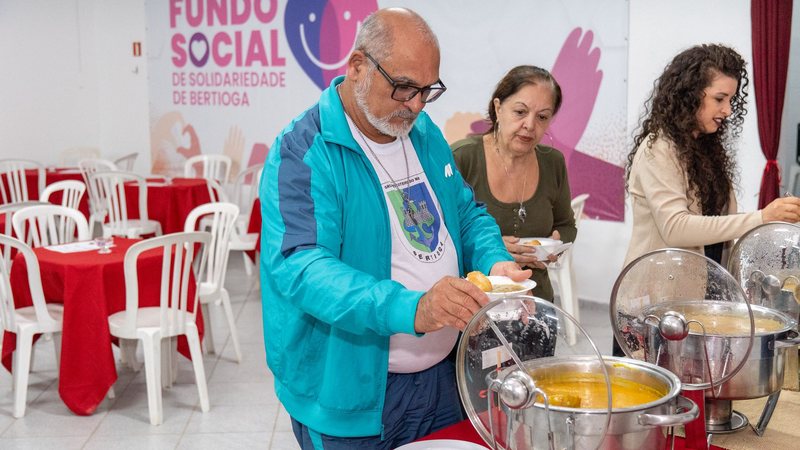 Foto de pessoas se servindo com caldos