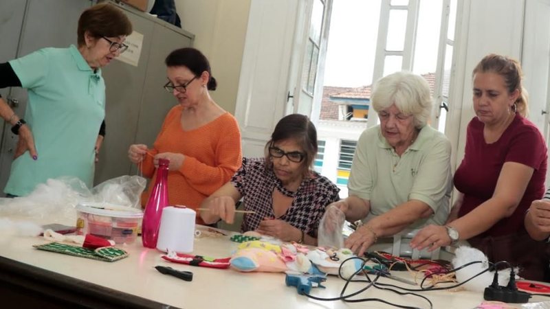 Mulheres fazendo artesanato