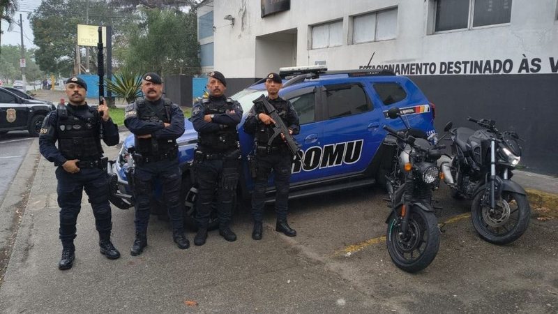 Agentes da ROMU em frente a viatura e motos recuperadas