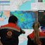 Agentes da Defesa Civil monitoram condições climaticas no gabinete de crise