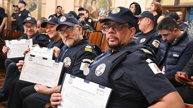 Guardas Civis sendo homenageados
