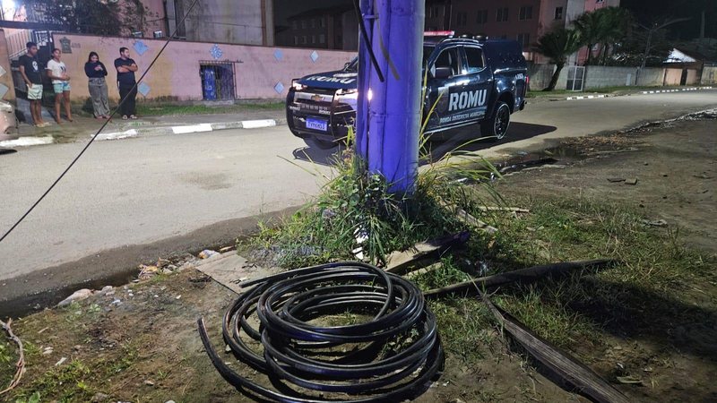 35 metros de fios de cobre apreendidos pela Romu, em frente a viatura em via pública