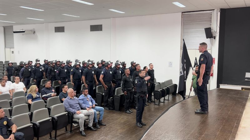 Guarda civis reunidos em uma sala