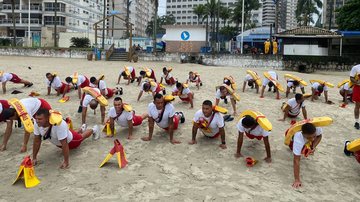Candidatos a guarda-vidas em treinamento na faixa de areia da praia
