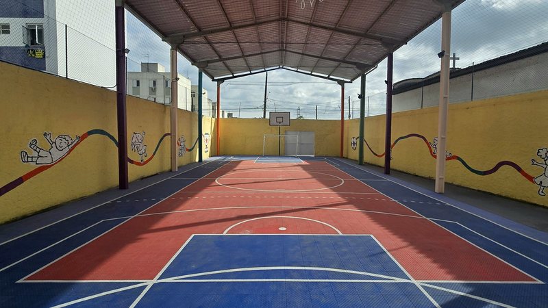 Imagem da quadra da escola reformada