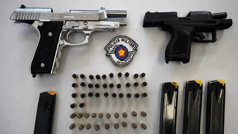 Duas pistolas de calibre 9 milímetros e 51 munições intactas, apreendidas pela PM