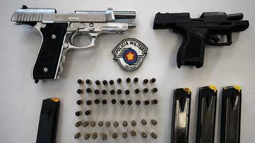 Duas pistolas de calibre 9 milímetros e 51 munições intactas, apreendidas pela PM