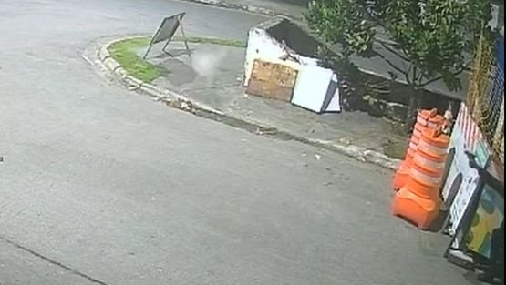 Foto de câmera de monitoramento registrando um homem disparando contra o quartel da Polícia Ambiental