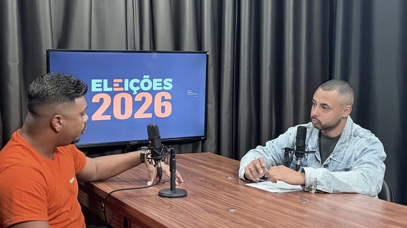 Foto de Caio Folha, em entrevista ao podcast Eleições 2026