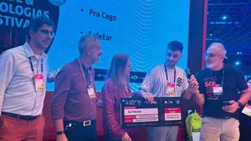 Foto de jovem recebendo prêmio
