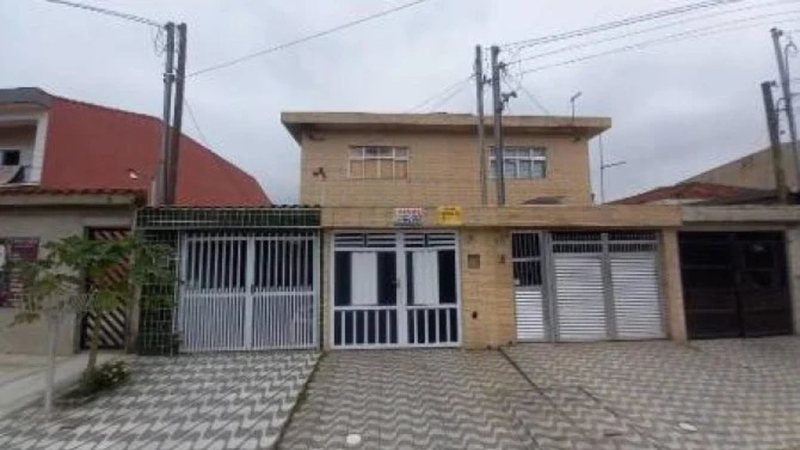O imóvel mostrado na imagem é um sobrado residencial localizado na Esplanada dos Barreiros, em São Vicente, São Paulo
