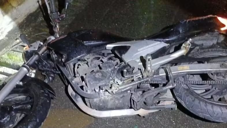 Foto de motocicleta caída na rodovia