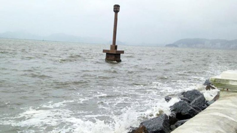 Foto da orla da praia de Santos