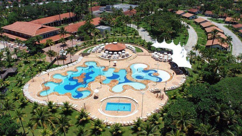 Vista aérea do Sesc Bertioga mostra área da piscinas