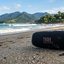 Imagem de um caixinha de som em uma praia de Ubatuba