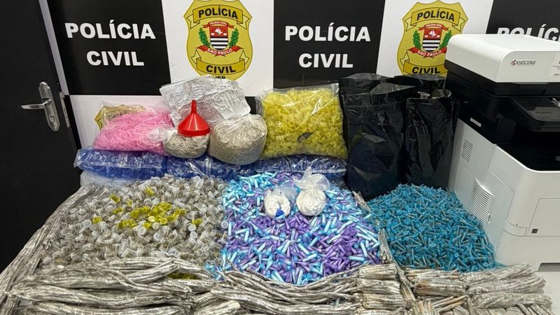 A imagem mostra uma apreensão de grande quantidade de drogas e materiais para embalagem de entorpecentes realizada pela Polícia Civil do Estado de São Paulo