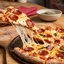 Mão puxando uma fatia de pizza de Muçarela com calabresa