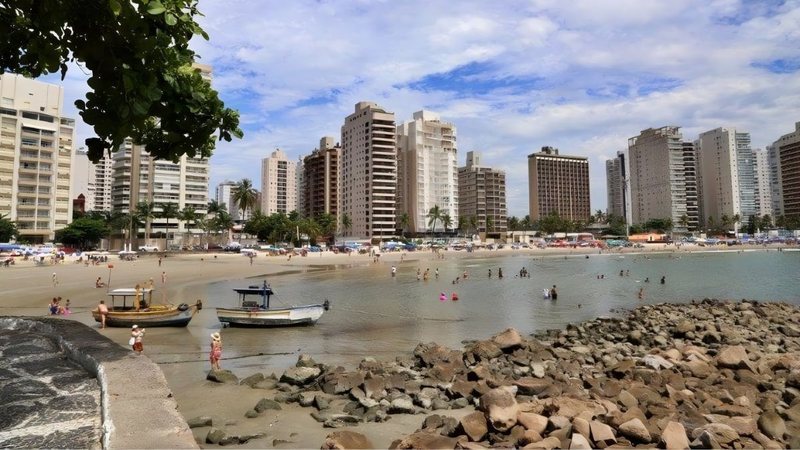 orla da praia das Astúrias, em Guarujá SP