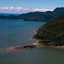 A imagem apresenta uma vista aérea da região da praia do Arpoador e arredores, situada no litoral do estado de São Paulo