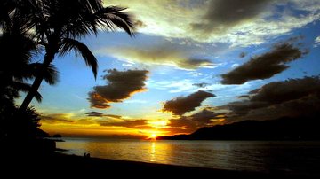 Por do sol na praia do Perequê, em Ilhabela SP
