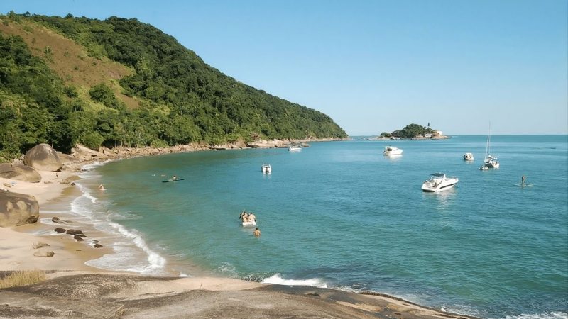 Orla da praia do Sangava em Guarujá