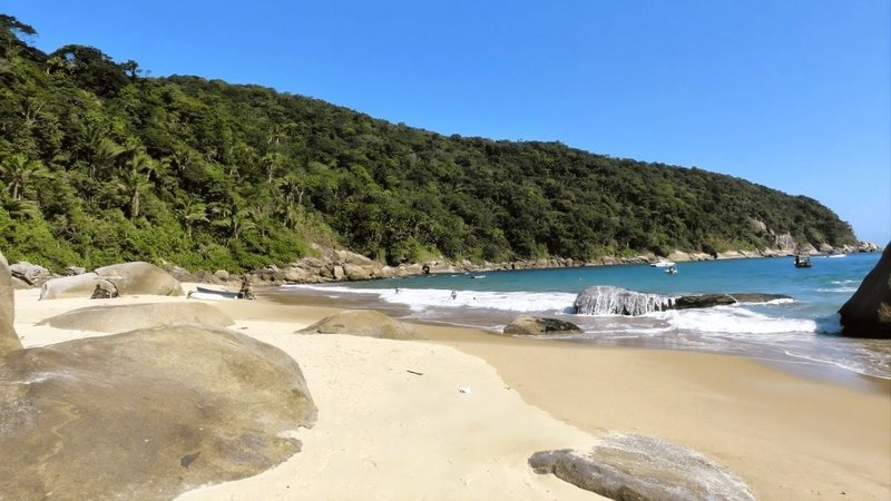 Imagem panorâmica mostra a praia do Saco do Major em Guarujá