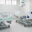Imagem de uma sala de hospitalar com duas macas