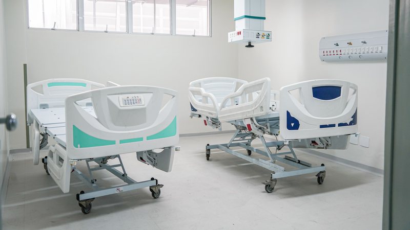 Imagem de uma sala de hospitalar com duas macas