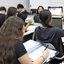 Adolescentes em uma sala de aula